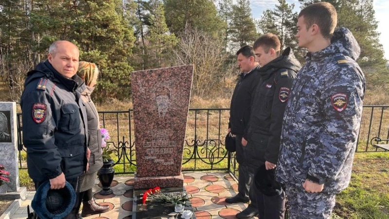 Полицейские Нового Оскола почтили память погибших при исполнении долга коллег