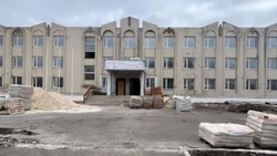 Строители приступили к обновлению кровли Ольховатской школы в Новооскольском округе