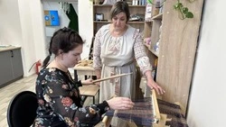 Мастер-класс по ткачеству для будущих мам прошёл в Центре искусств и ремёсел Новооскольского округа