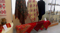 Новоосколец Василий Алехин представил коллекцию платков на областной выставке
