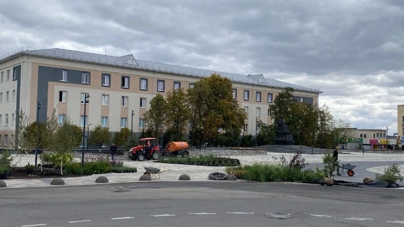 Центральная площадь Нового Оскола продолжает преображение: стартовало масштабное озеленение