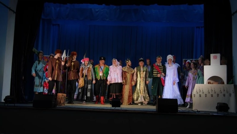 Новооскольский театр «Раёкъ» показал жителям Великомихайловки спектакль по пьесе Леонида Филатова