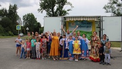 Новооскольский мобильный автоклуб продолжил концертный круиз по отдалённым сёлам муниципалитета