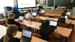 44 мобильных класса для уроков информатики появились в новооскольских школах