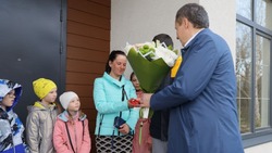 Вячеслав Гладков вручил ключи от нового жилья новооскольским многодетным семьям и детям-сиротам