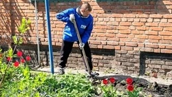 В Новооскольском округе молодогвардейцы поздравили тружеников тыла и помогли им по хозяйству
