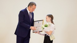 Вячеслав Гладков вручил награды губернаторским стипендиатам в номинации «Спорт»