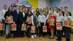  Талантливые новооскольские школьники получили подарки и поздравления с наступающим 2023 годом