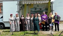 Артисты автоклуба устроили праздник для жителей отдаленных сел Новооскольского округа