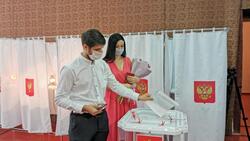 Новооскольцы Ольга и Александр Аксёновы пришли на выборы сразу после росписи в ЗАГСе