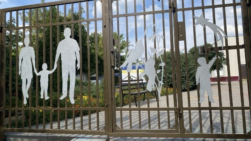 «Мир не без добрых людей»: новые ворота для детского сада «Созвездие» подарило ООО «Осколсельмаш»