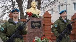 Новый бюст украсил новооскольскую Аллею Славы в День героев Отечества