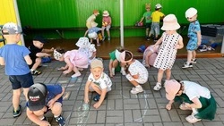 Юные новооскольцы отметили Международный день рисования на асфальте