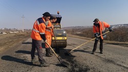Новооскольские дорожные службы начали ямочный ремонт на автотрассах муниципалитета