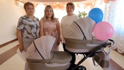 Новооскольская семья получила коляску для двойни в День защиты детей