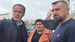 Вячеслав Гладков посетил центр выдачи помощи для отселённых жителей приграничья