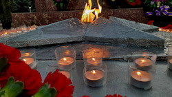 Жители Нового Оскола зажгли 80 свечей на мемориале Вечный огонь