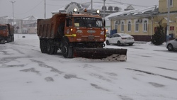 Работы по расчистке дорог и тротуаров от снега начались в Новооскольском округе